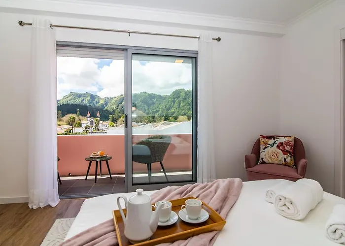 Furnas Apartment アパート *